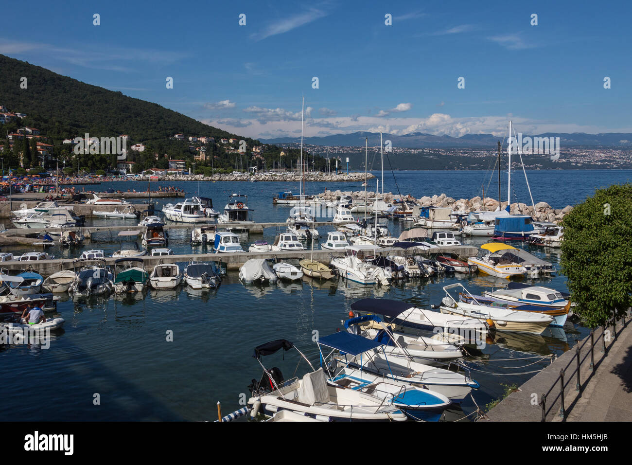 Ein kleiner Hafen in der Küstenstadt Stadt Icici auf der Halbinsel Istrien im Nordwesten Kroatiens. Es ist beliebter Urlaubsort an der Riviera von Opatija. (Auch k Stockfoto