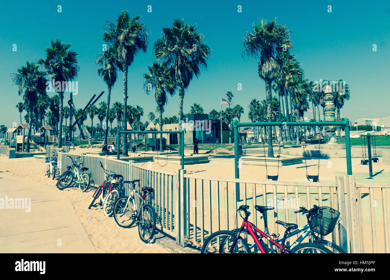 Fahrräder und Spielplatz am Venice Beach in Los Angeles, Kalifornien - buntes Bild mit dem US Flag Star-Spangled-Banner - Bild Kreuz in verarbeitet Stockfoto