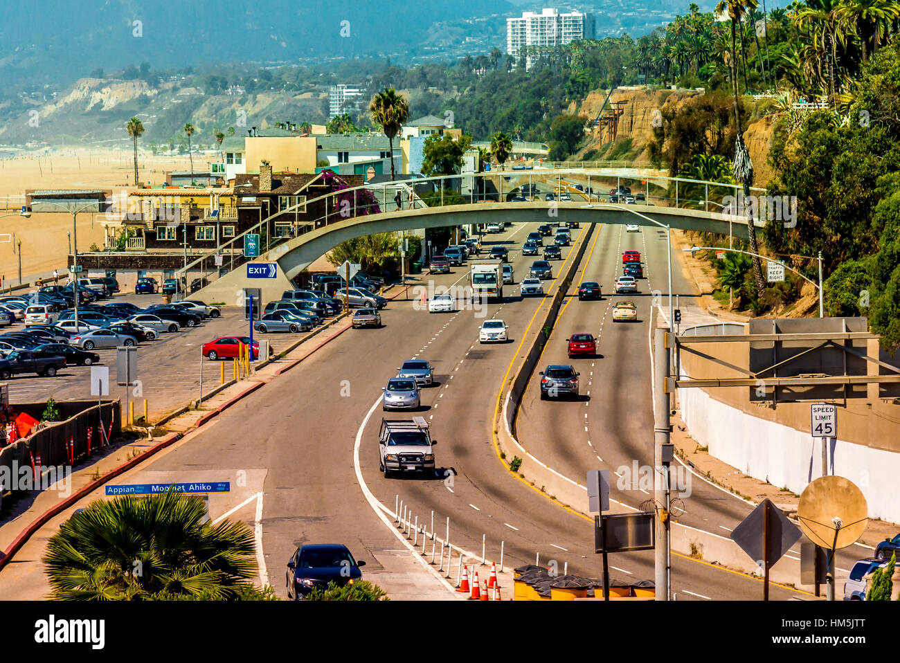Pacific Coast Highway #1 in Pacific Palisades in der US-Westküste - Blick auf Verkehr Reisen Süd nach Santa Monica und Los Angeles, Kalifornien Stockfoto