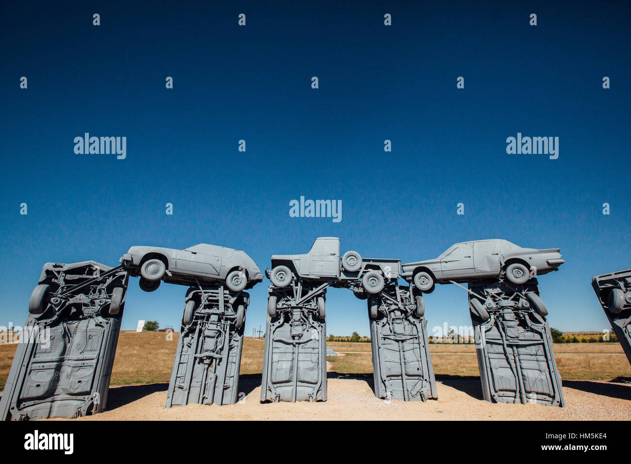 Niedrigen Winkel Ansicht des Carhenge auf auffangene gegen blauen Himmel Stockfoto