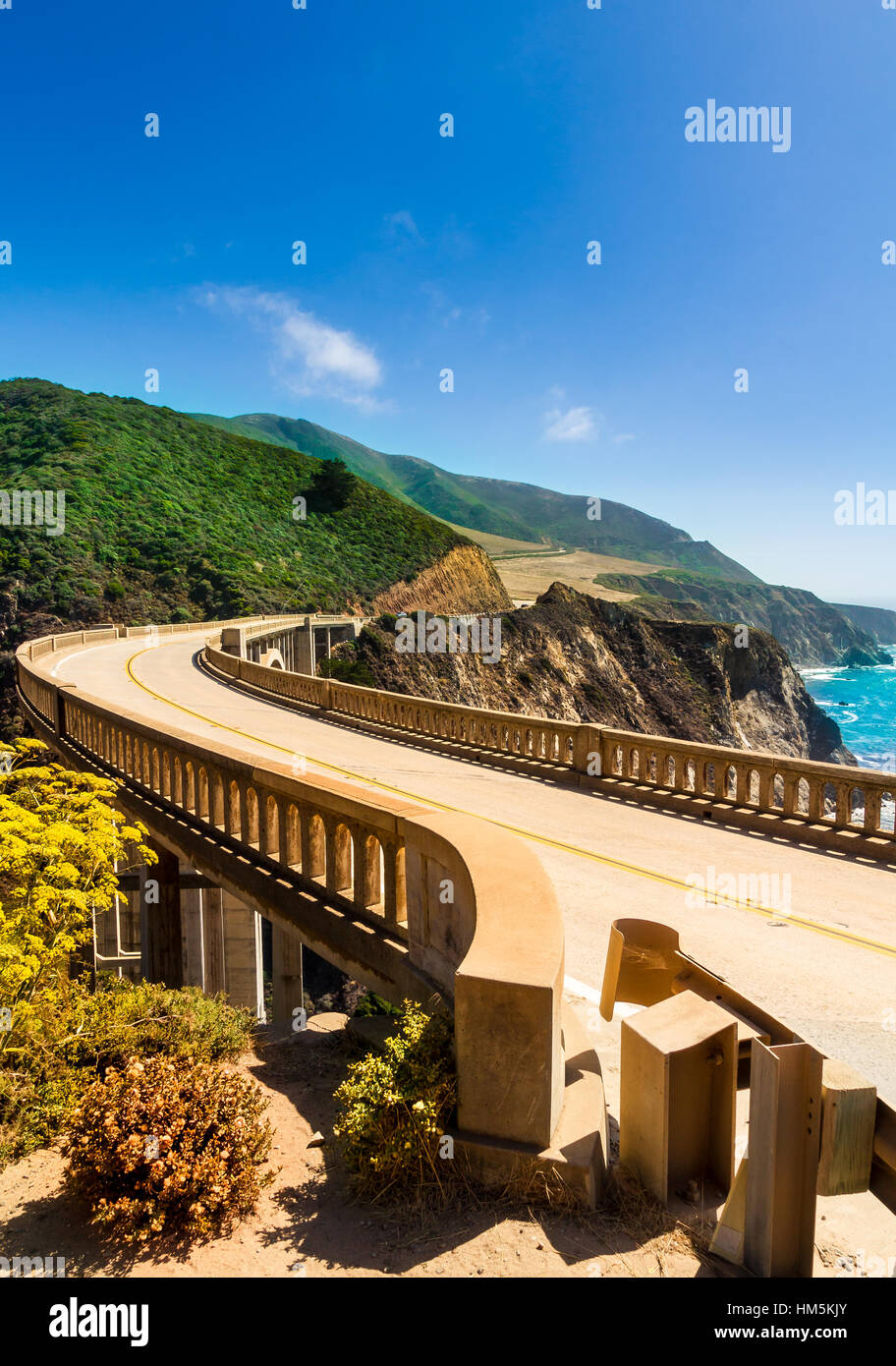 Bixby Creek Bridge auf dem Highway #1 an der Westküste der USA Reisen südlich nach Los Angeles - Hochformat Stockfoto