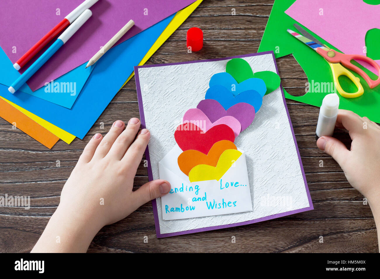 Geburtstag Muttertag Oder Valentinstag Hintergrund Grusskarte Mit Regenbogen Papierherzen Liebe Und Rosig Wunsche Senden Kinder Kunst Projekt Ein Handwerk Stockfotografie Alamy