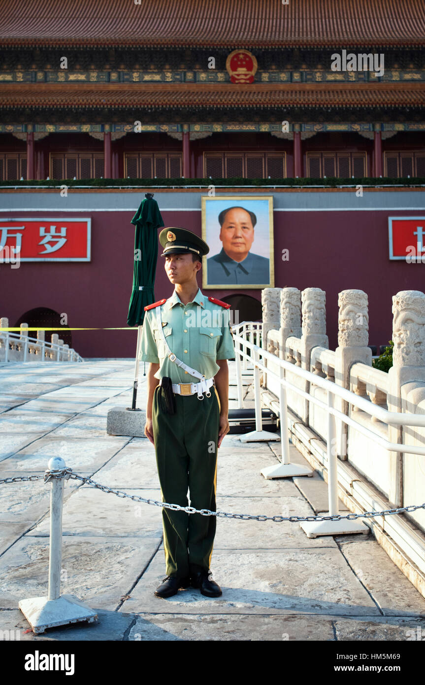 Mann am Tiananmen-Tor bewachen Stockfoto