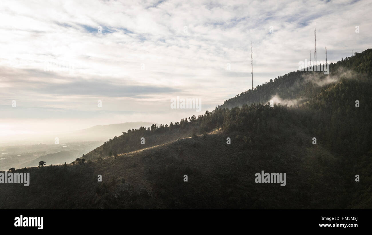 Malerische Aussicht auf Bäume auf Berg gegen bewölktem Himmel Stockfoto