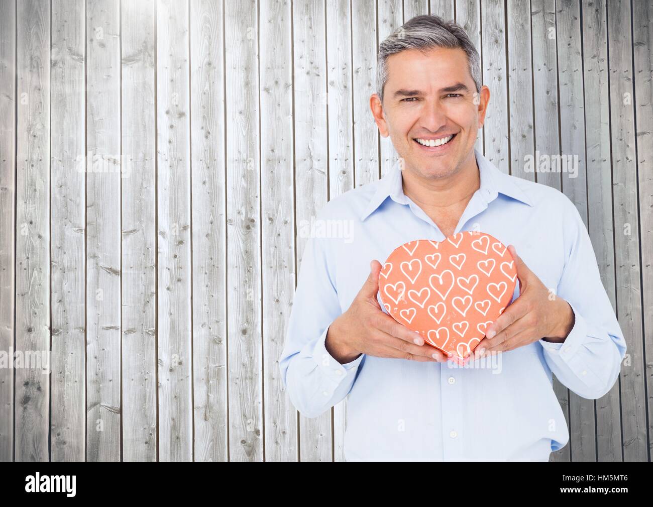 Porträt von glücklichen Menschen mit Herz-Form-Geschenk-box Stockfoto
