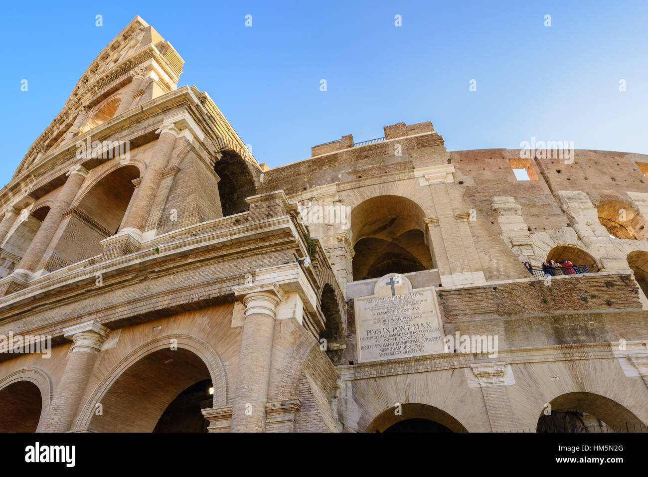 Skyline des Kolosseums in Rom, Italien, zeigt die Inschrift von Papst Pius IX Pont Max und Hingabe der Restauration Stockfoto