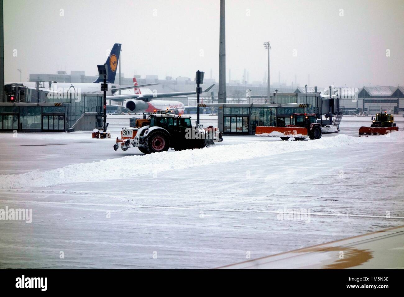 Schneeräumung von Start-und Landebahn am Flughafen München Stockfoto