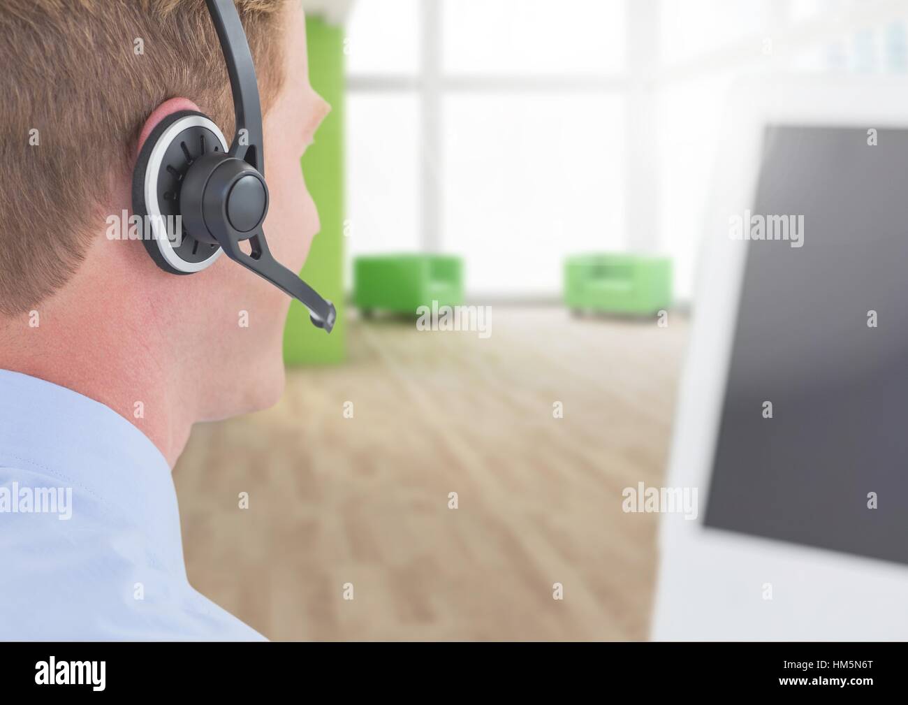 Mann spricht über Kopfhörer im Call-Center Stockfoto