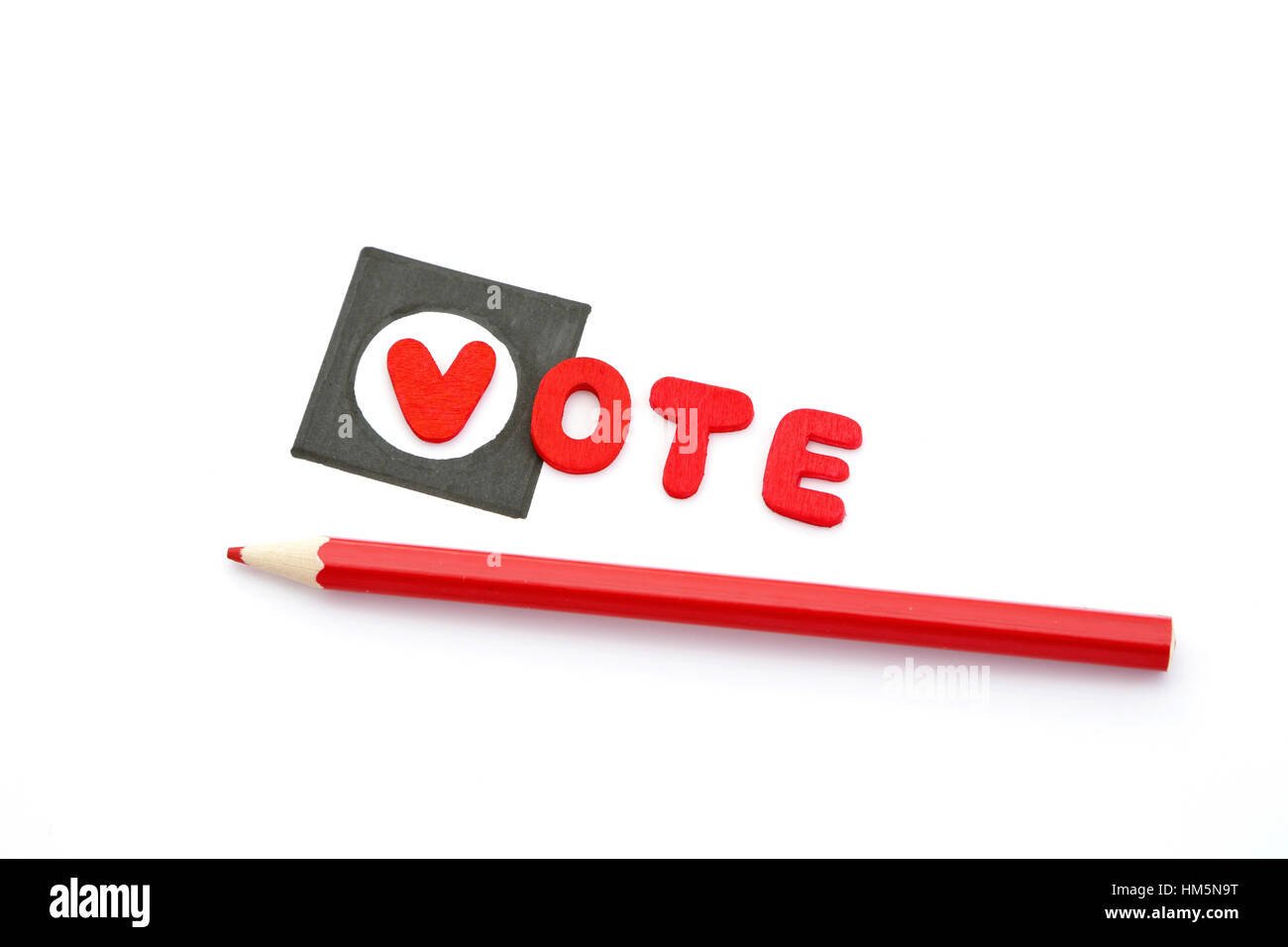 Rote Stifte und das Wort abstimmen über ein Kontrollkästchen Stockfoto