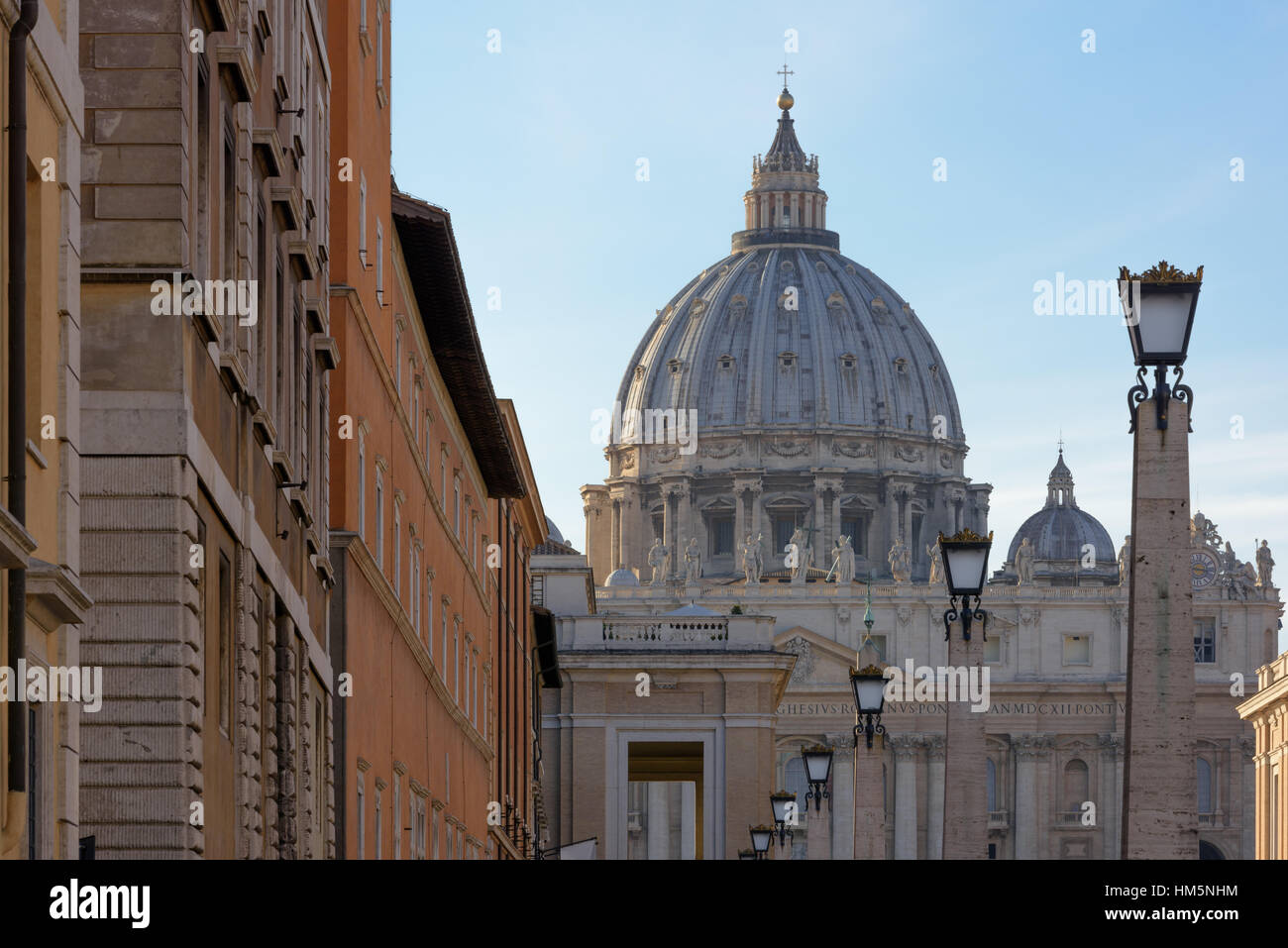 Ein Blick auf St. Peter Basilika von der Via della Conciliazione Ansatz gesehen. Stockfoto
