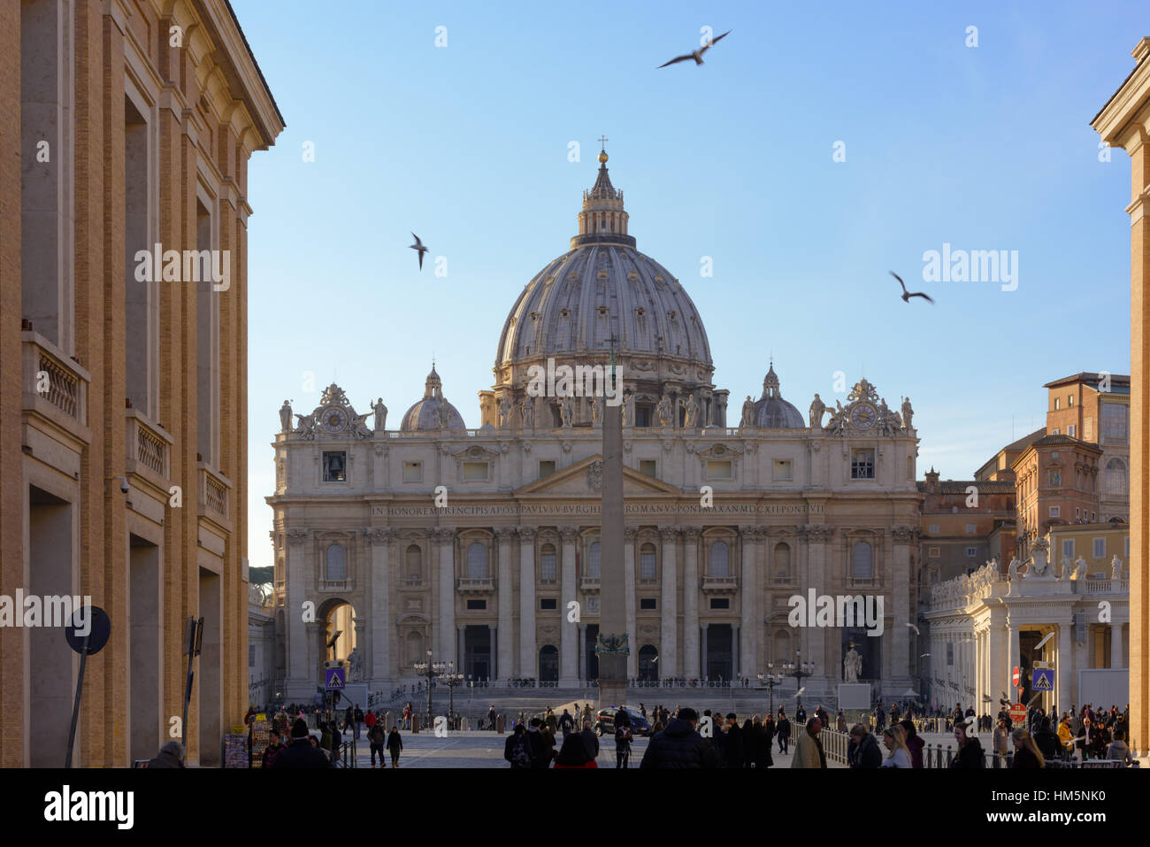 Ein Blick auf St. Peter Basilika von der Via della Conciliazione Ansatz gesehen. Drei Vögel im Flug umrahmen die Kuppel Stockfoto