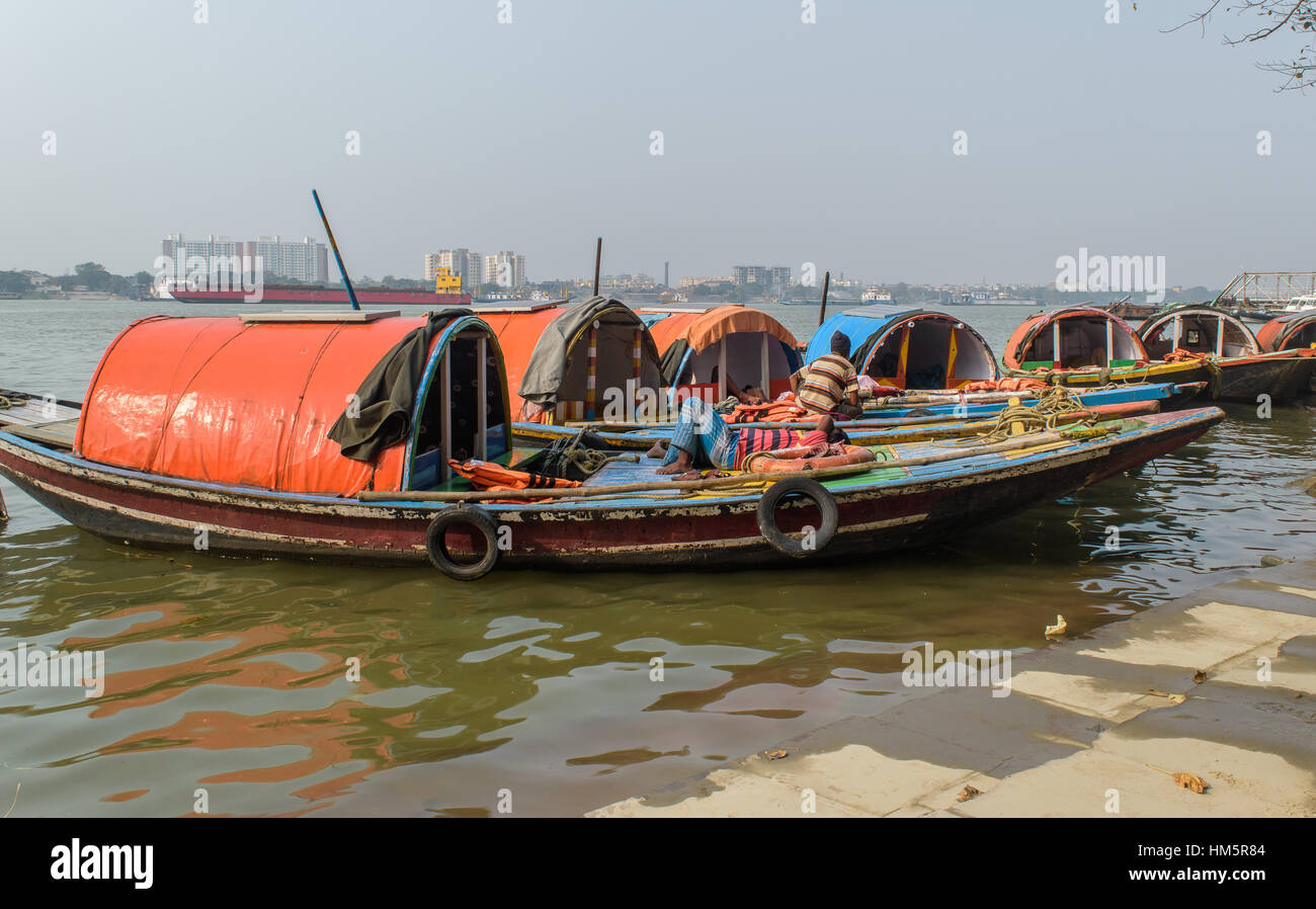 Boote aus Holz Landschaft sind am Hooghly Fluß aufgereiht. Stockfoto