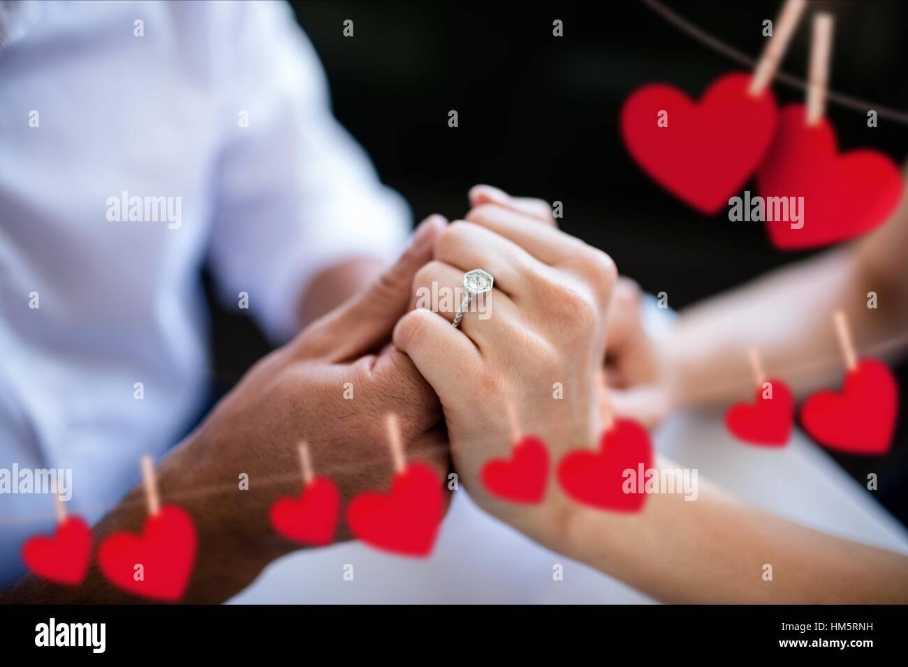 Romantisches Paar Hand in Hand Stockfoto
