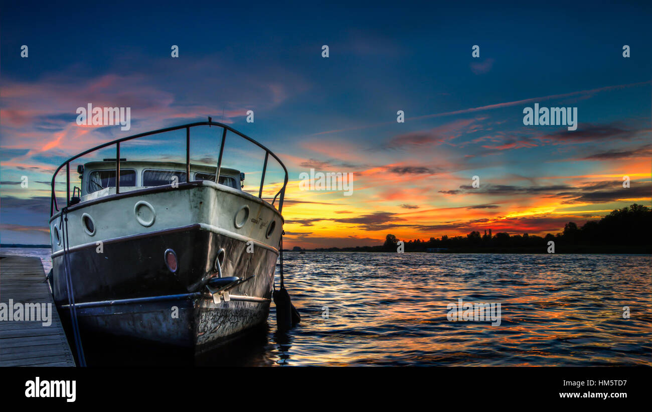 Eine wunderschöne Landschaft bei Sonnenuntergang und ein Boot Stockfoto