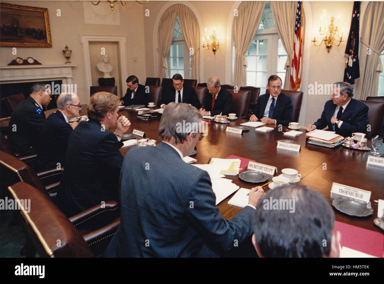 Präsident der Vereinigten Staaten George H.W. Bush trifft mit dem nationalen Sicherheitsrat bezüglich der irakischen Invasion von Kuwait. Teilnehmer sind: Henson Moore, stellvertretende Energieminister; William Webster, Direktor der Central Intelligence Agency (CIA); US-Sec Stockfoto