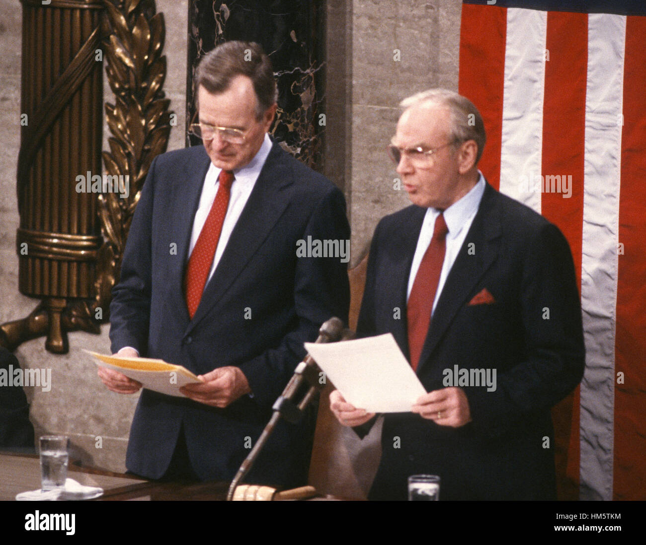 Vizeprasident Der Vereinigten Staaten George H W Bush Links Und Sprecher Der United States House Of Representatives Jim Wright Demokrat Von Texas Rechts Auf Dem Podium Wie Sie Erwarten Die Ankunft Von Us Prasident