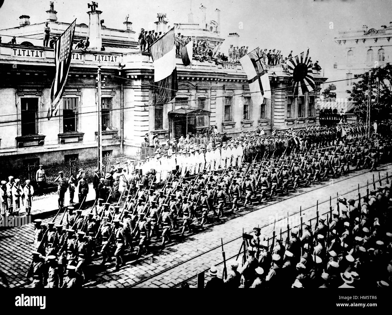Russischer Bürgerkrieg japanischen Soldaten marschieren vorbei das Alliierte Hauptquartier in Wladiwostok im September 1918 als Teil der "sibirischen Intervention" Stockfoto