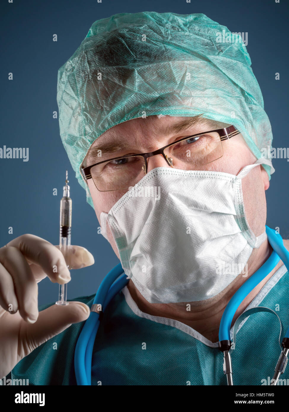 Arzt, posiert mit Spritze mit Impfstoff geladen Stockfoto