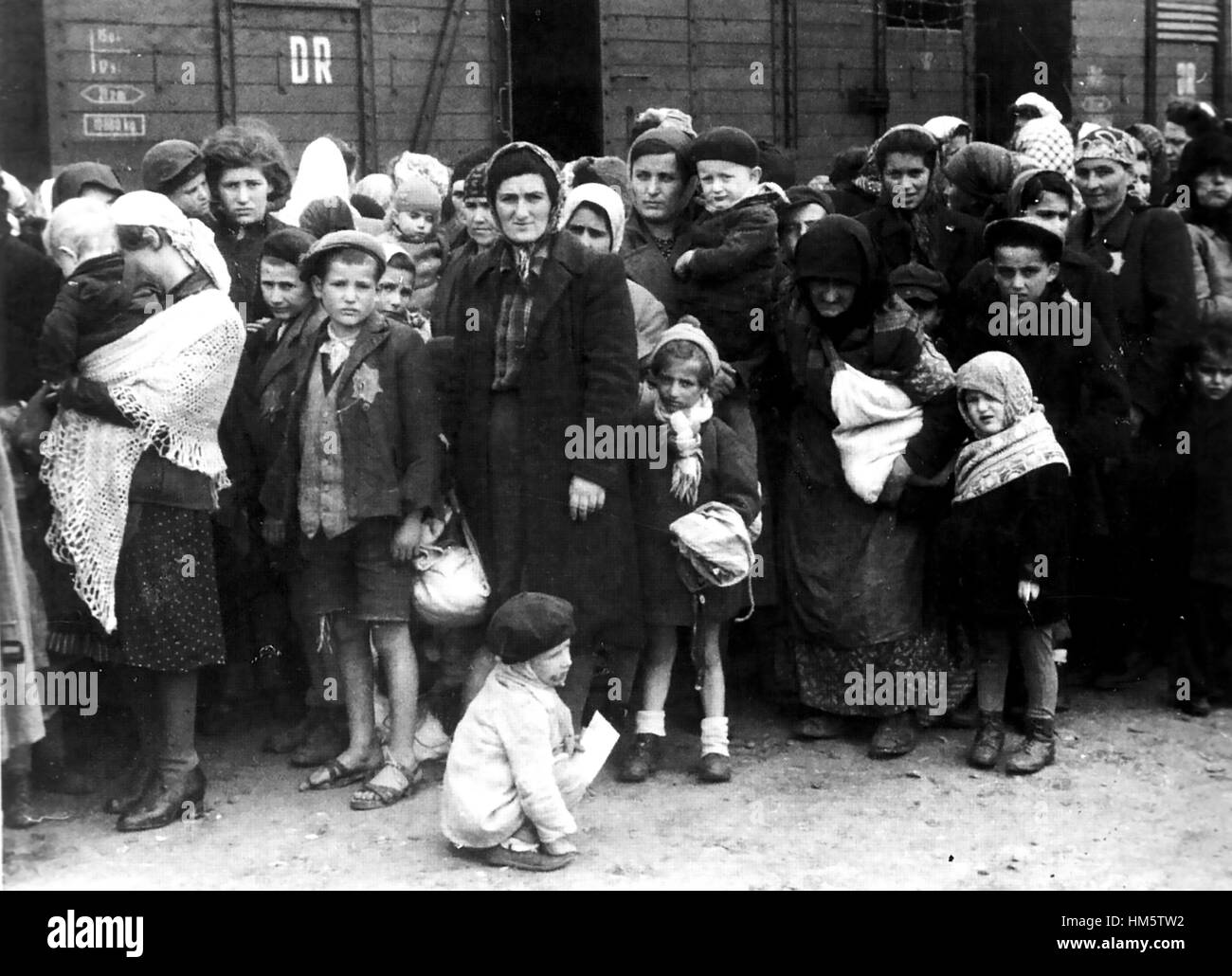 UNGARISCHE Juden warten auf trainieren Transport durch die Nazis im Sommer 1944 Stockfoto