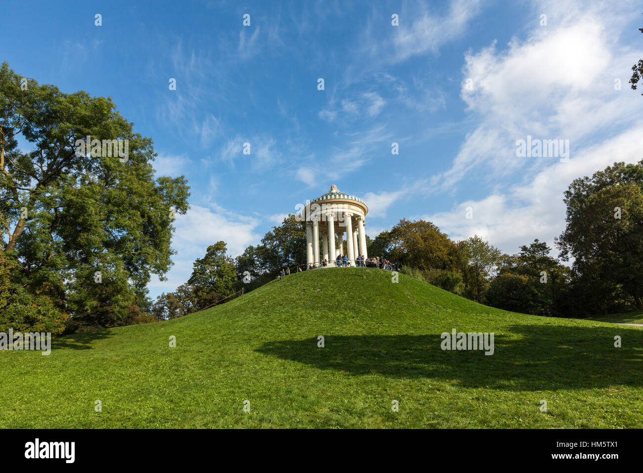 Der Monopteros mit Touristen in Englischer Garten, englischer Garten