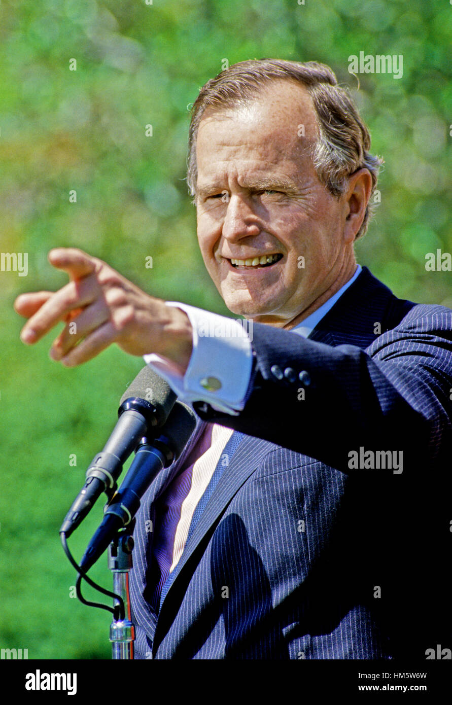 Präsident der Vereinigten Staaten George H.W. Bush beantwortet Fragen rund um sein Engagement in der Iran-Contra-Affäre an der Abschiedszeremonie für Premierminister Brian Mulroney Kanadas im Weißen Haus in Washington, D.C. am 5. Mai 1989. Stockfoto