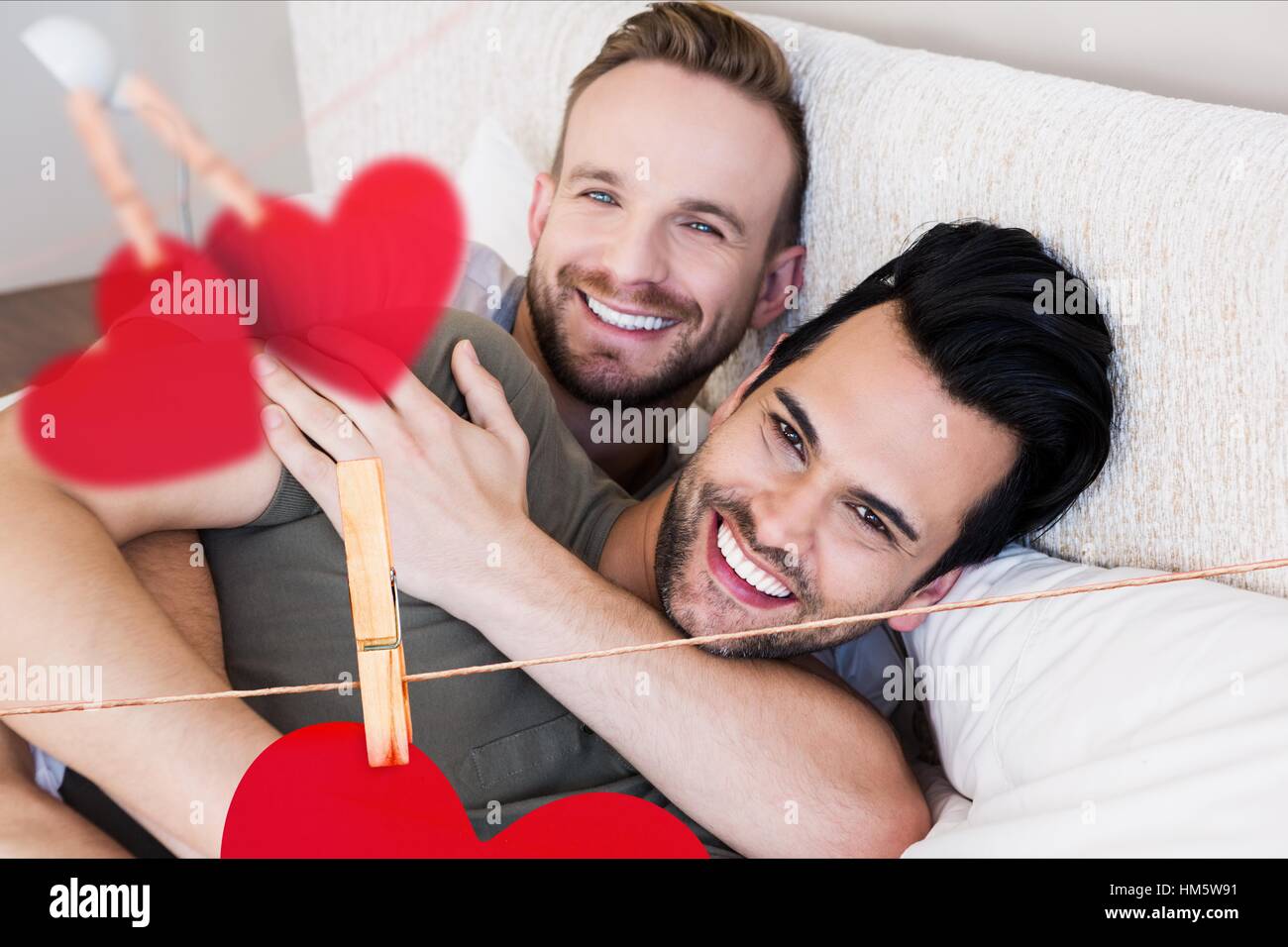 Homosexuelle Paare umarmen einander im Schlafzimmer zu Hause Stockfoto