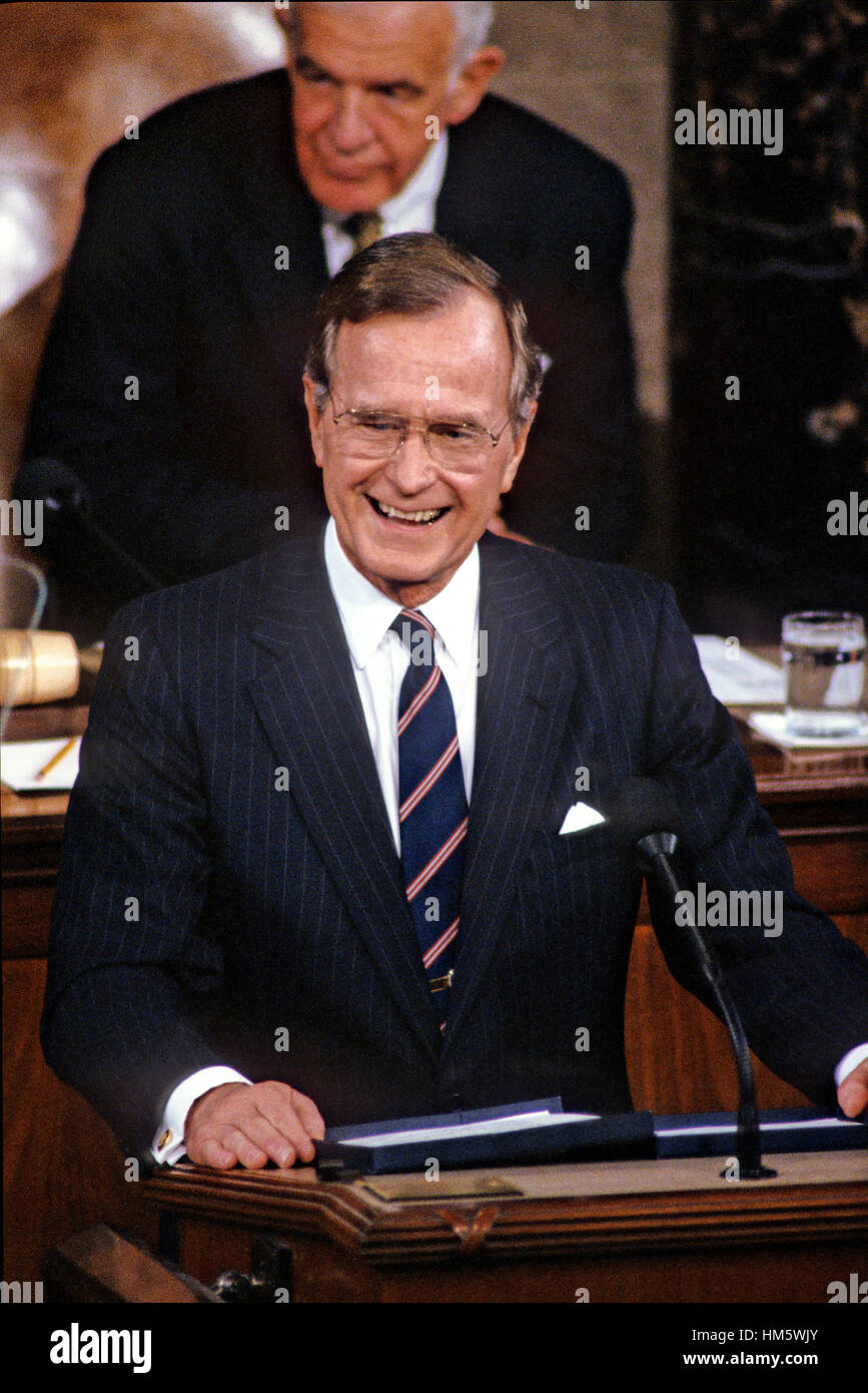 Präsident der Vereinigten Staaten George H.W. Bush spricht in einer gemeinsamen Sitzung des US-Kongresses in der US-Haus Kammer auf dem Kapitol in Washington, D.C. zu 6. März 1991 auf den Sieg über den Irak während des Golfkriegs berichten. Sprecher des US-Haus Tom Foley () Stockfoto