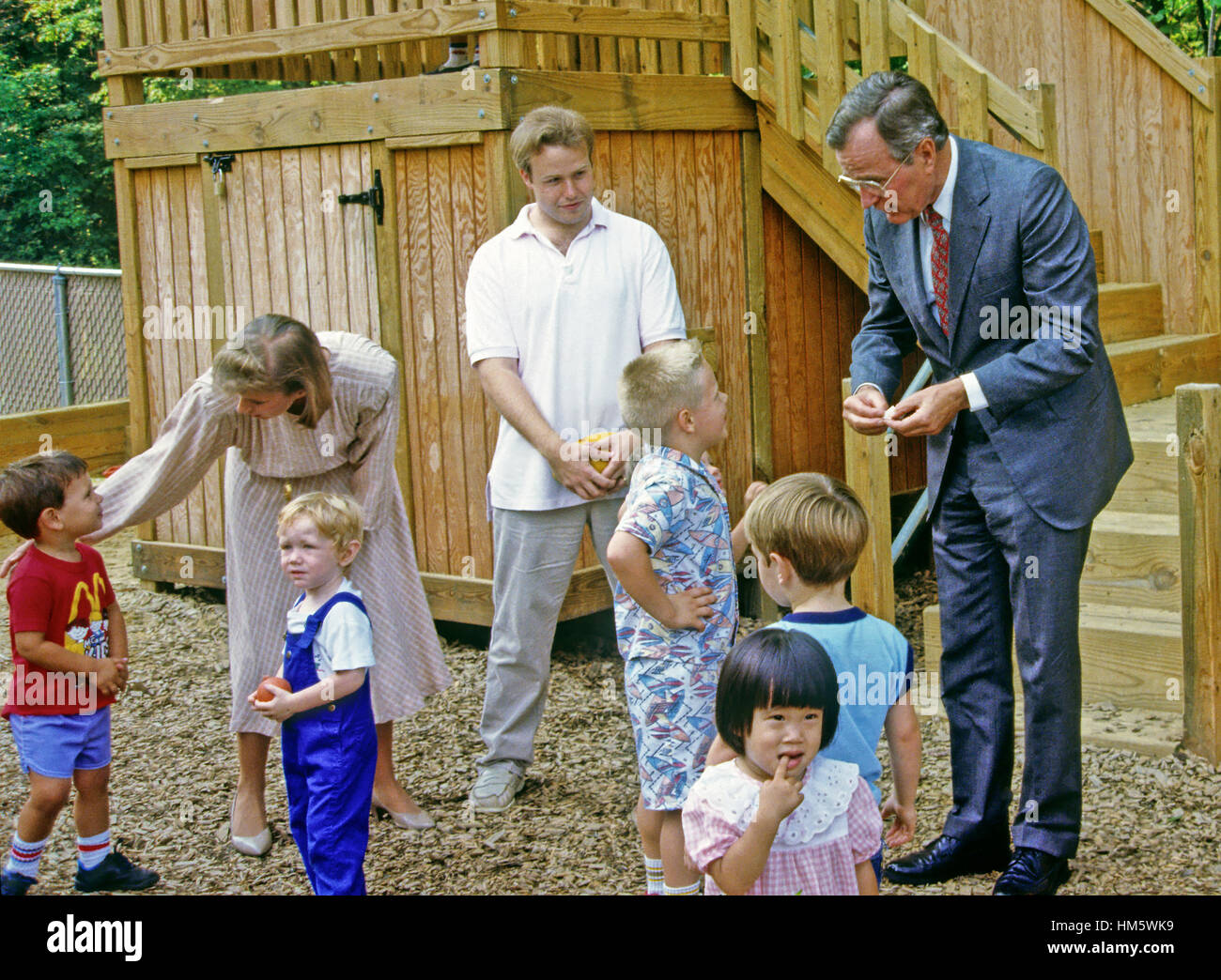 Vizepräsident der Vereinigten Staaten George H.W. Bush besucht eine Kindertagesstätte in Tysons Corner, Virginia am 29. Juli 1988. Stockfoto