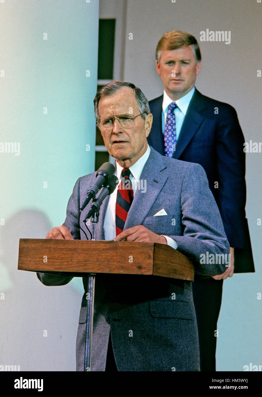Präsident der Vereinigten Staaten George H.W. Bush macht eine Aussage in der Rose Garden des weißen Hauses in Washington, D.C. Ablehnung der vorgeschlagenen sowjetischen Friedensabkommens im Golfkrieg gegen den Irak am 22. Februar 1991. US-Vizepräsident Dan Quayle blickt auf aus Stockfoto