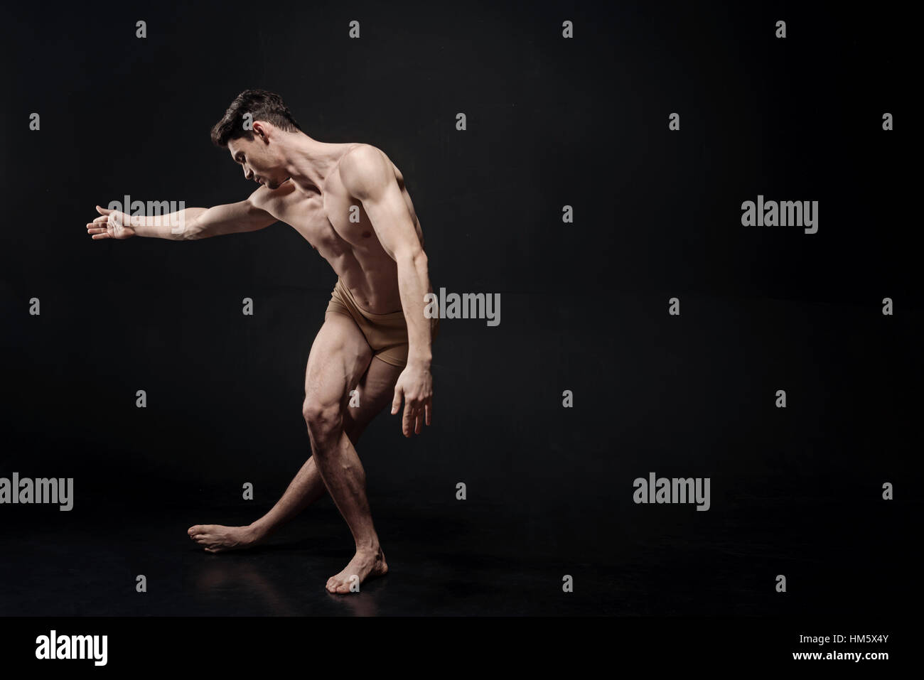 Flexile Ballett-Tänzerin im Studio durchführen Stockfoto