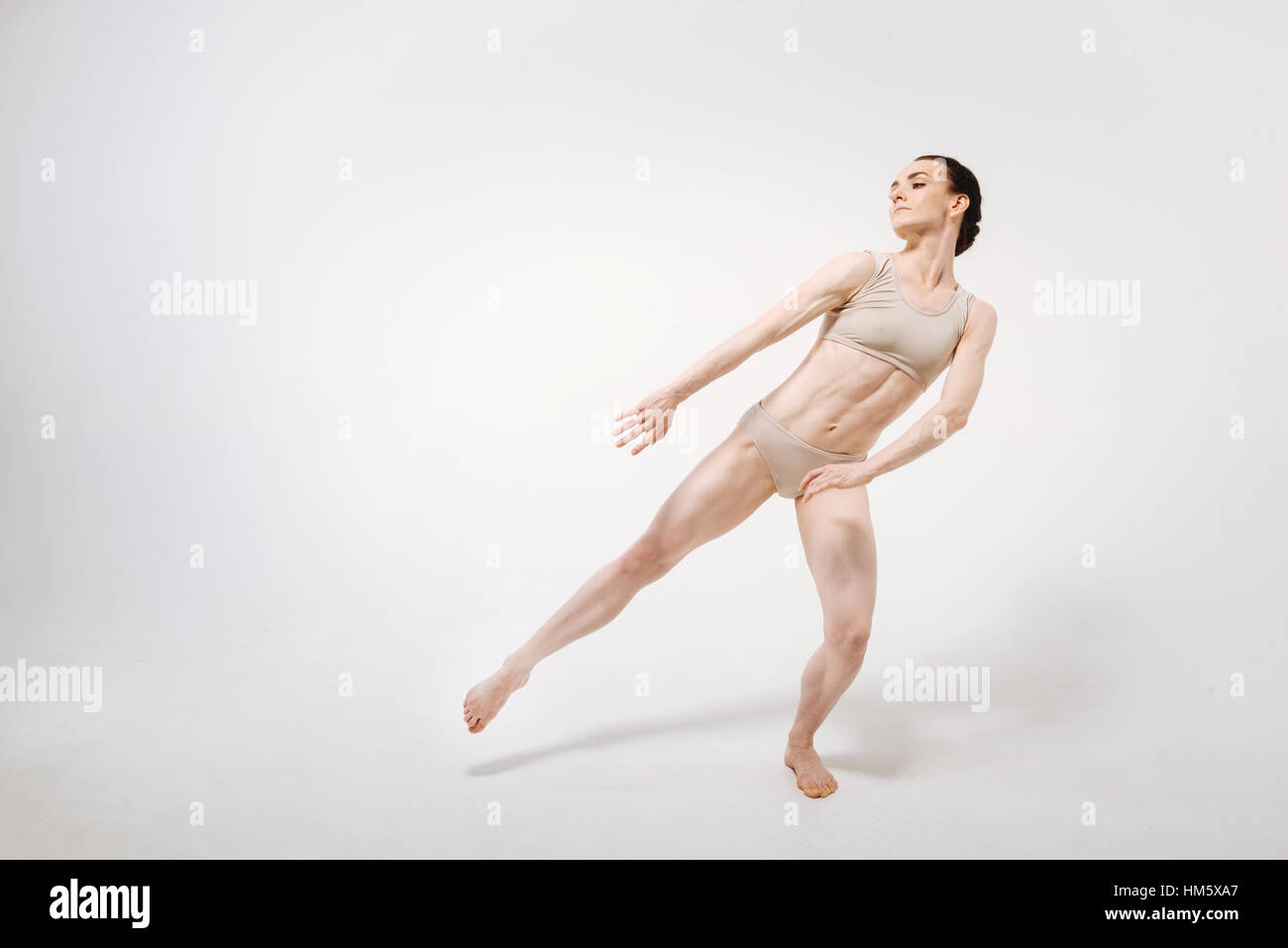 Schlanke liebenswürdige junge Ballett-Tänzerin tanzen im studio Stockfoto