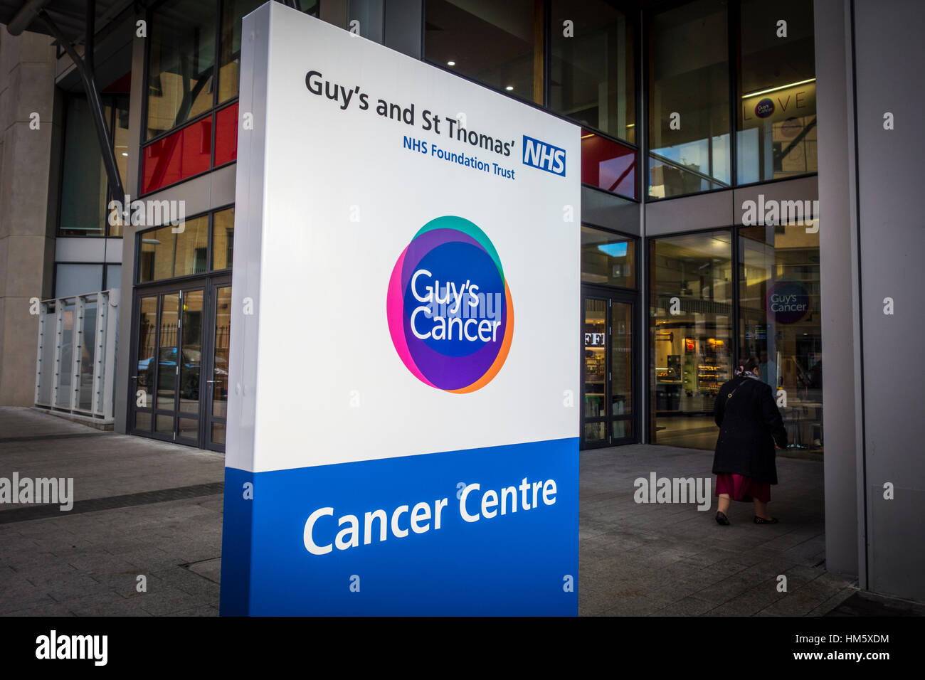 Krebszentrum Zeichen außerhalb des Gebäudes Eintritt, Guy es and St. Thomas' Hospital, London, UK Stockfoto
