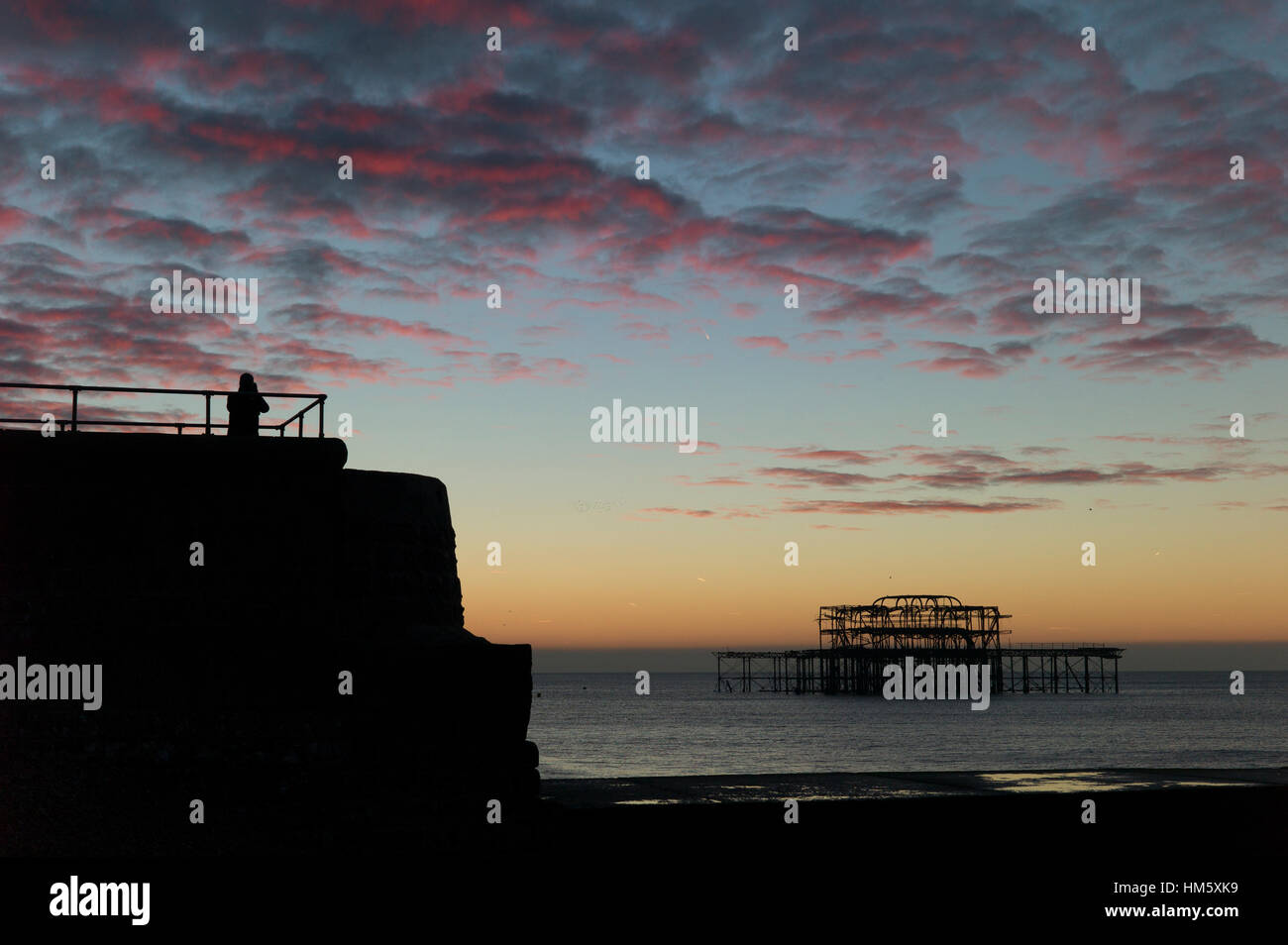 Abbildung auf der Buhne von verlassenen West Pier Brighton, Sonnenaufgang Stockfoto