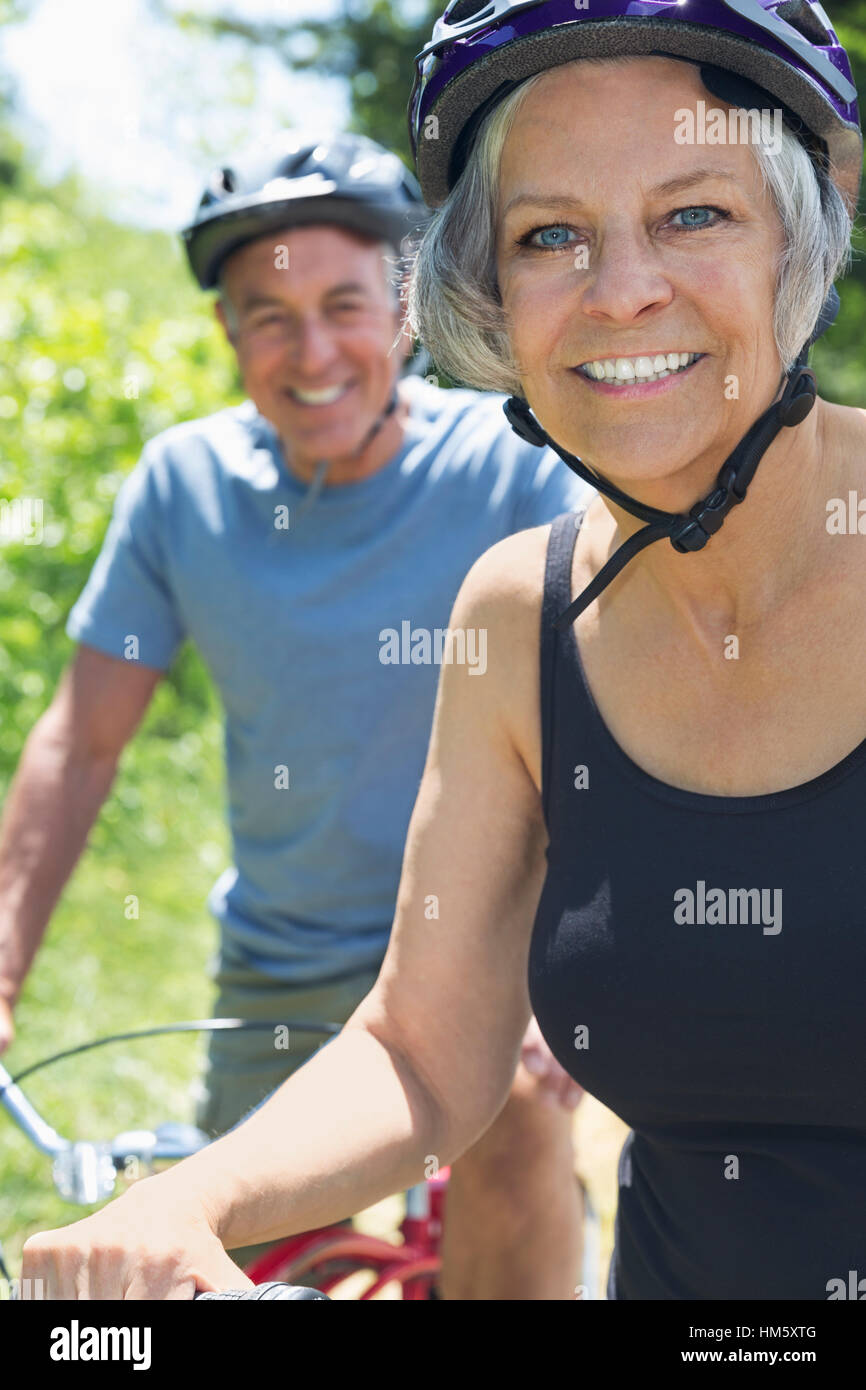 Porträt von älteres Paar tragen Schutzhelme Stockfoto