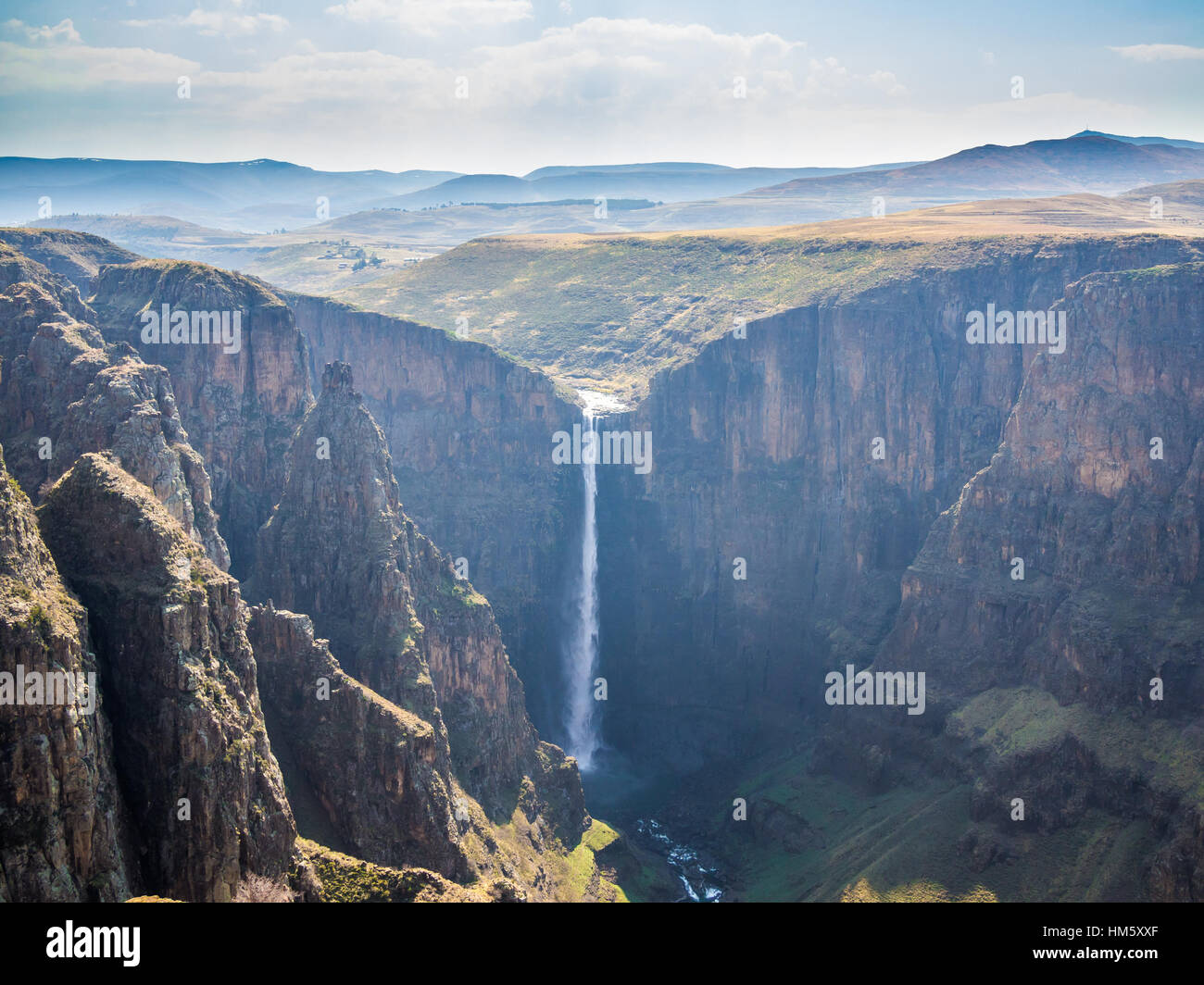 Die 192m hohen Maletsunyane Fälle und große Canyon im bergigen Hochland in der Nähe von Semonkong, Lesotho, Afrika. Stockfoto