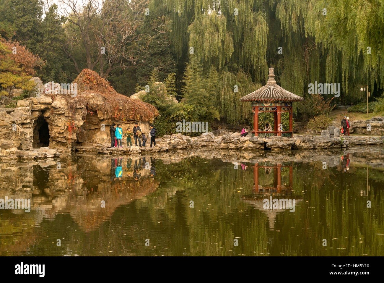 See und Pavillon am Ritan Park, Peking, Volksrepublik China, Asien Stockfoto