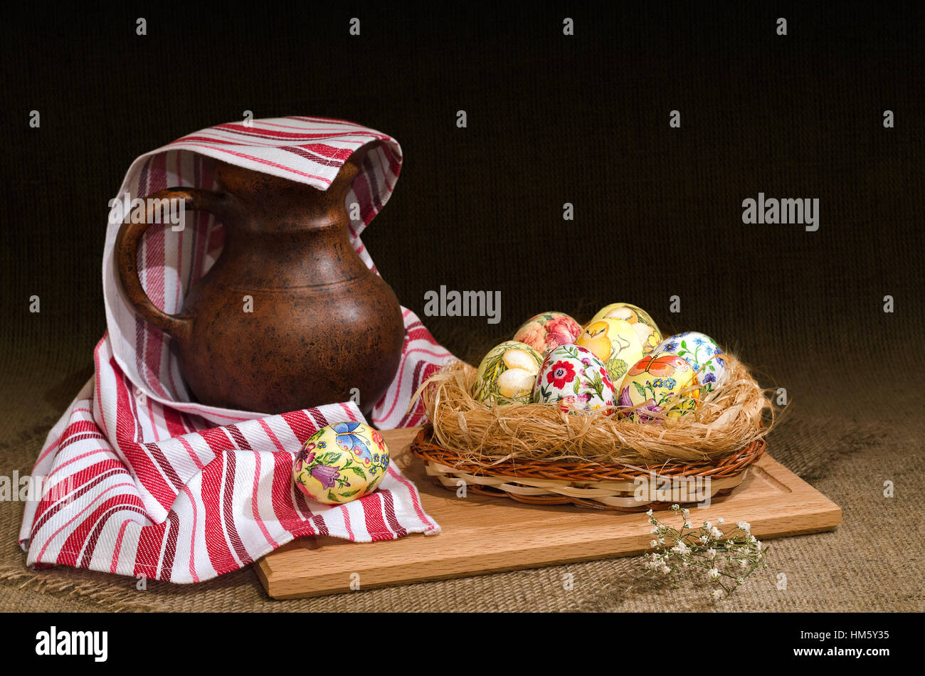Decoupage-Ostereier in einem Korb und Krug unter dem Handtuch. Selektiven Fokus. Stockfoto