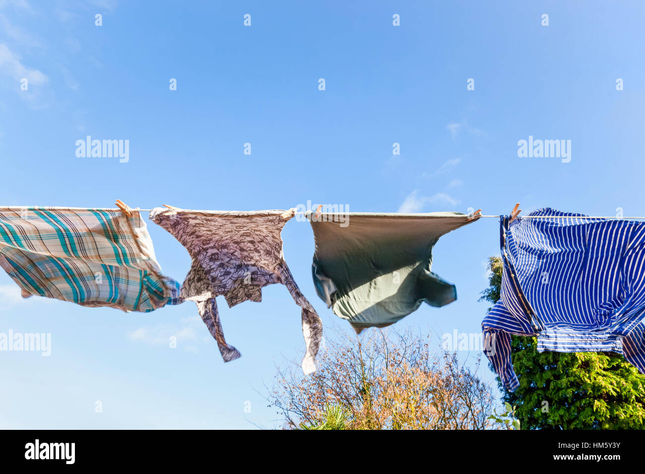 Kleidung in den Wind. Shirts auf eine Wäscheleine an einem windigen Tag Stockfoto