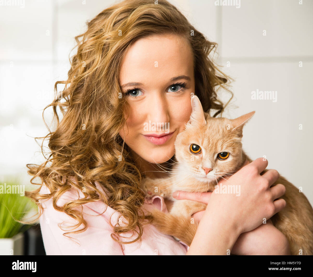 Teenager-Mädchen (16-17) Holding Ingwer Tabby Katze Stockfoto