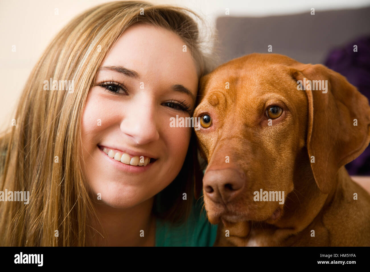Porträt von Teenager-Mädchen (16-17) mit brauner Vizsla Hund Stockfoto