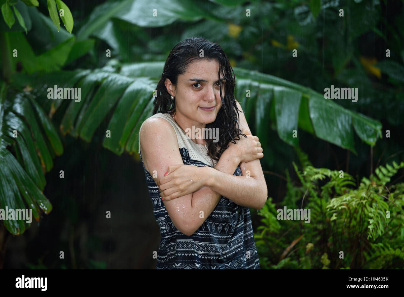 nasse Mädchen umarmen sich in kalten Regen fühlen Stockfoto
