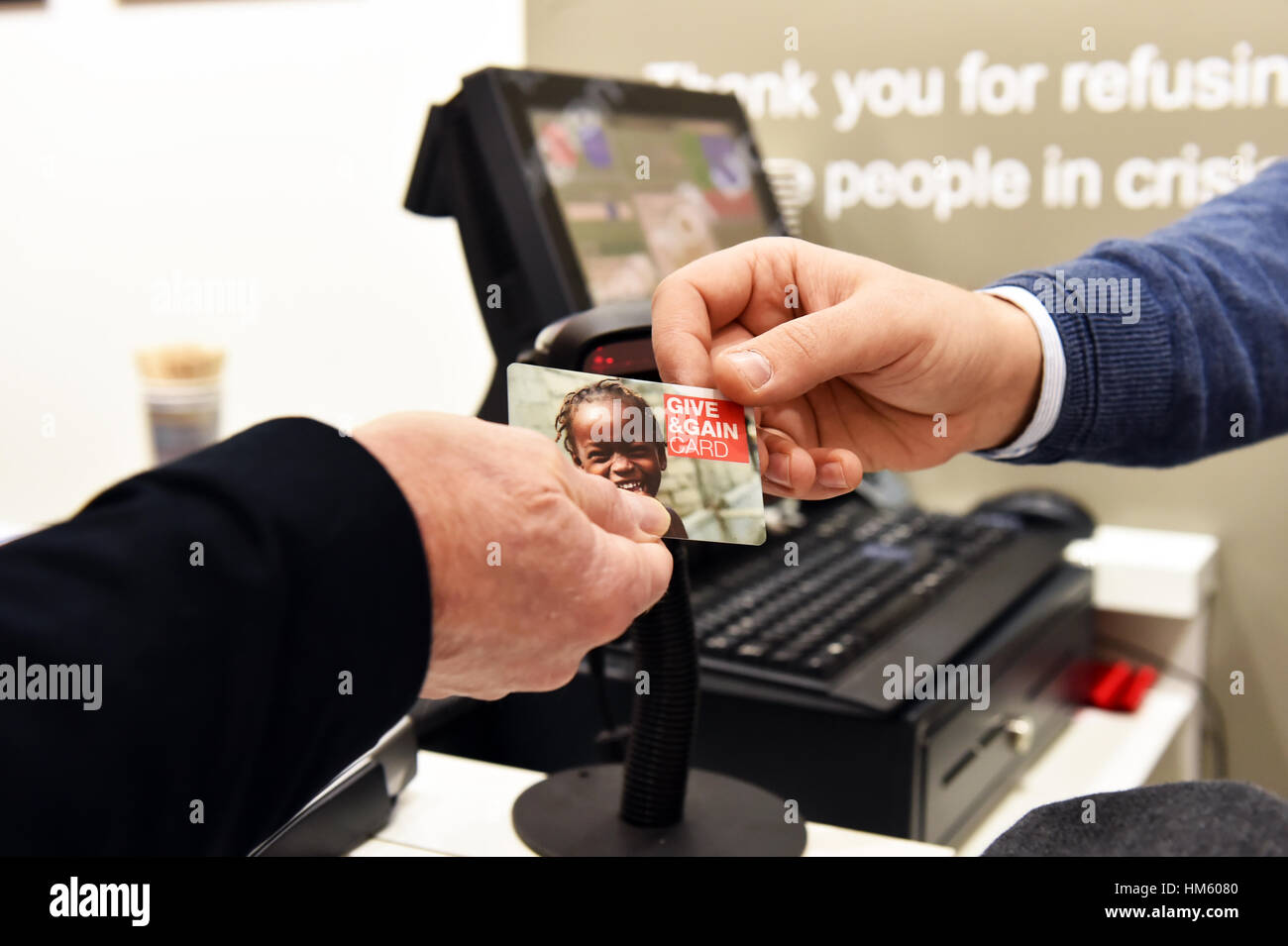 Liebe schenken Kreditkarte an einem roten Kreuz Charity Shop UK Stockfoto