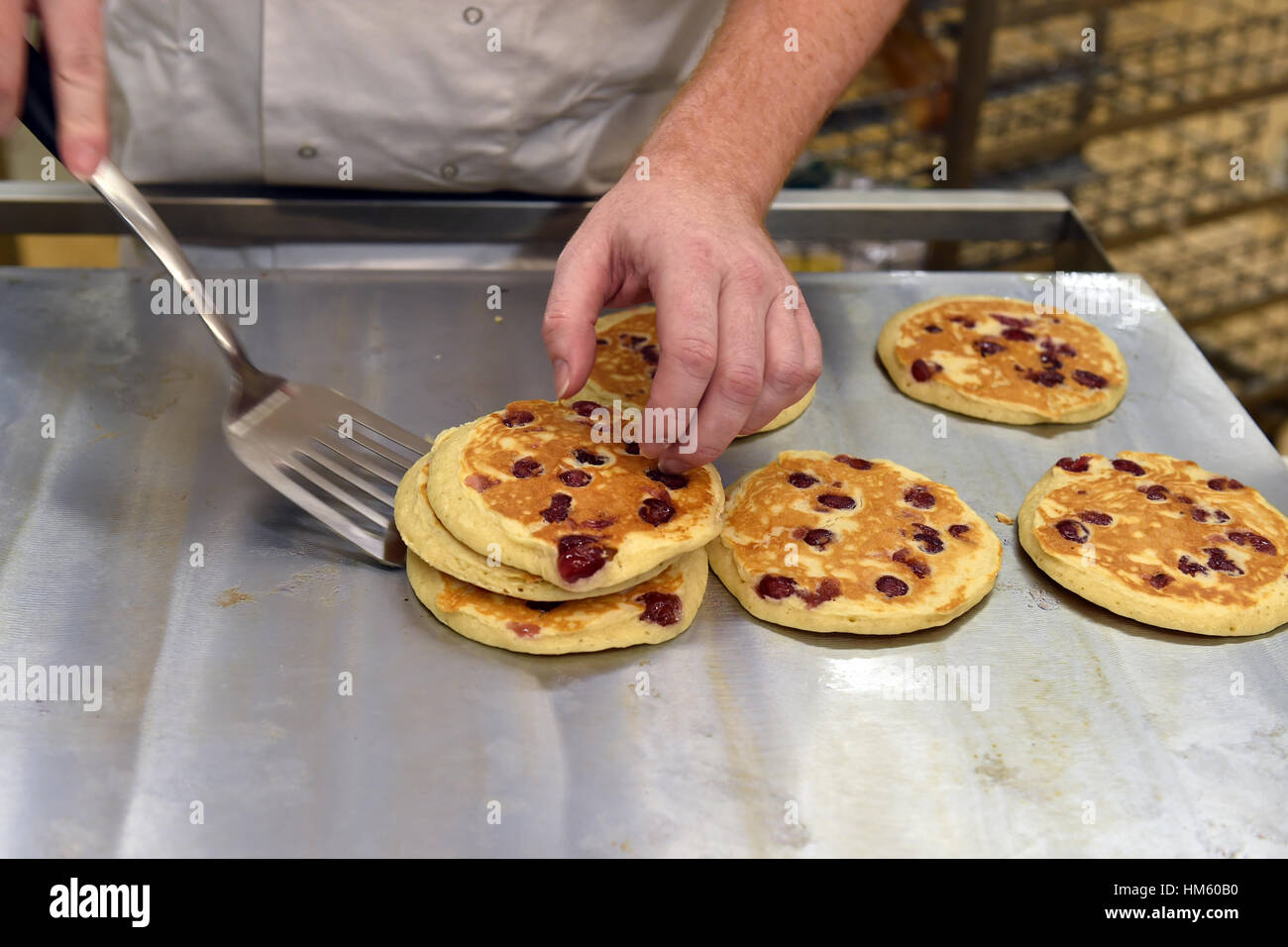 Frische Pfannkuchen auf einem Backblech in einem Supermarkt frisch zubereitet. Stockfoto