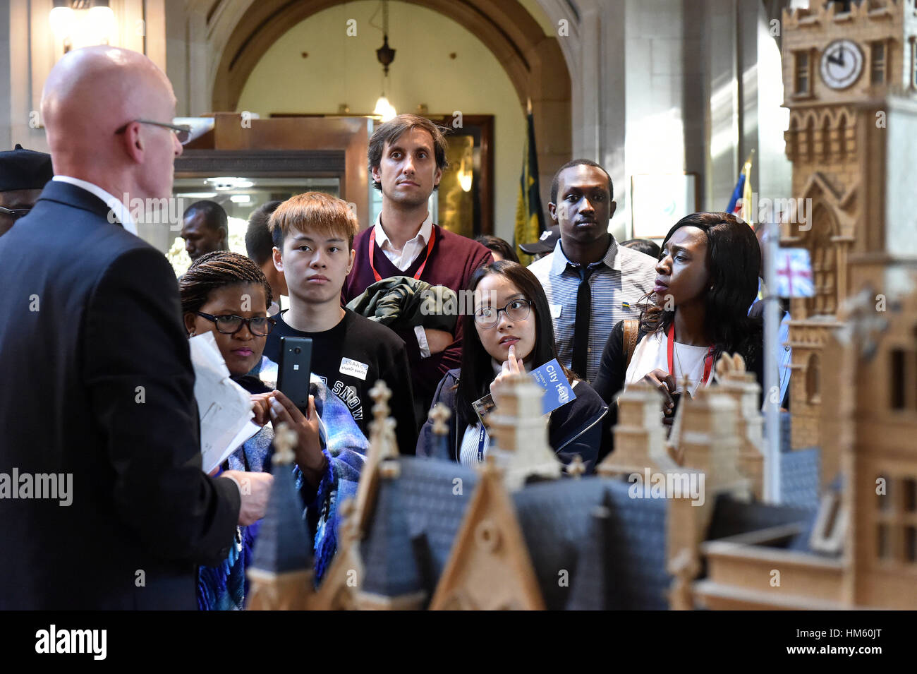 International Students tour den örtlichen Rathaus in Bradford UK Stockfoto