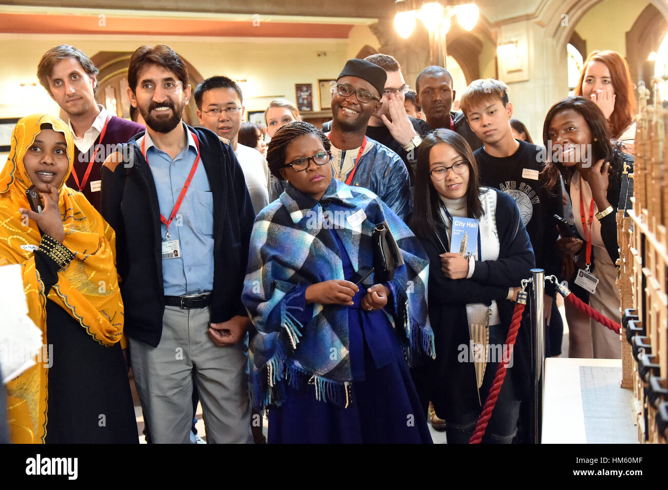 International Students tour den örtlichen Rathaus in Bradford UK Stockfoto