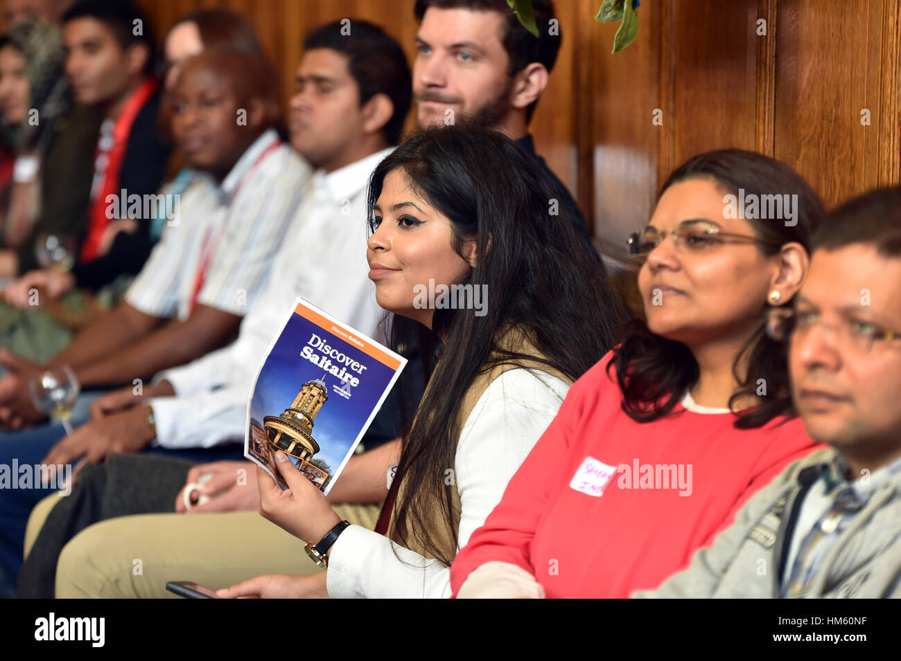 Internationale Studierende an der Bradford University besuchen der Oberbürgermeister und besichtigen das Rathaus. Stockfoto
