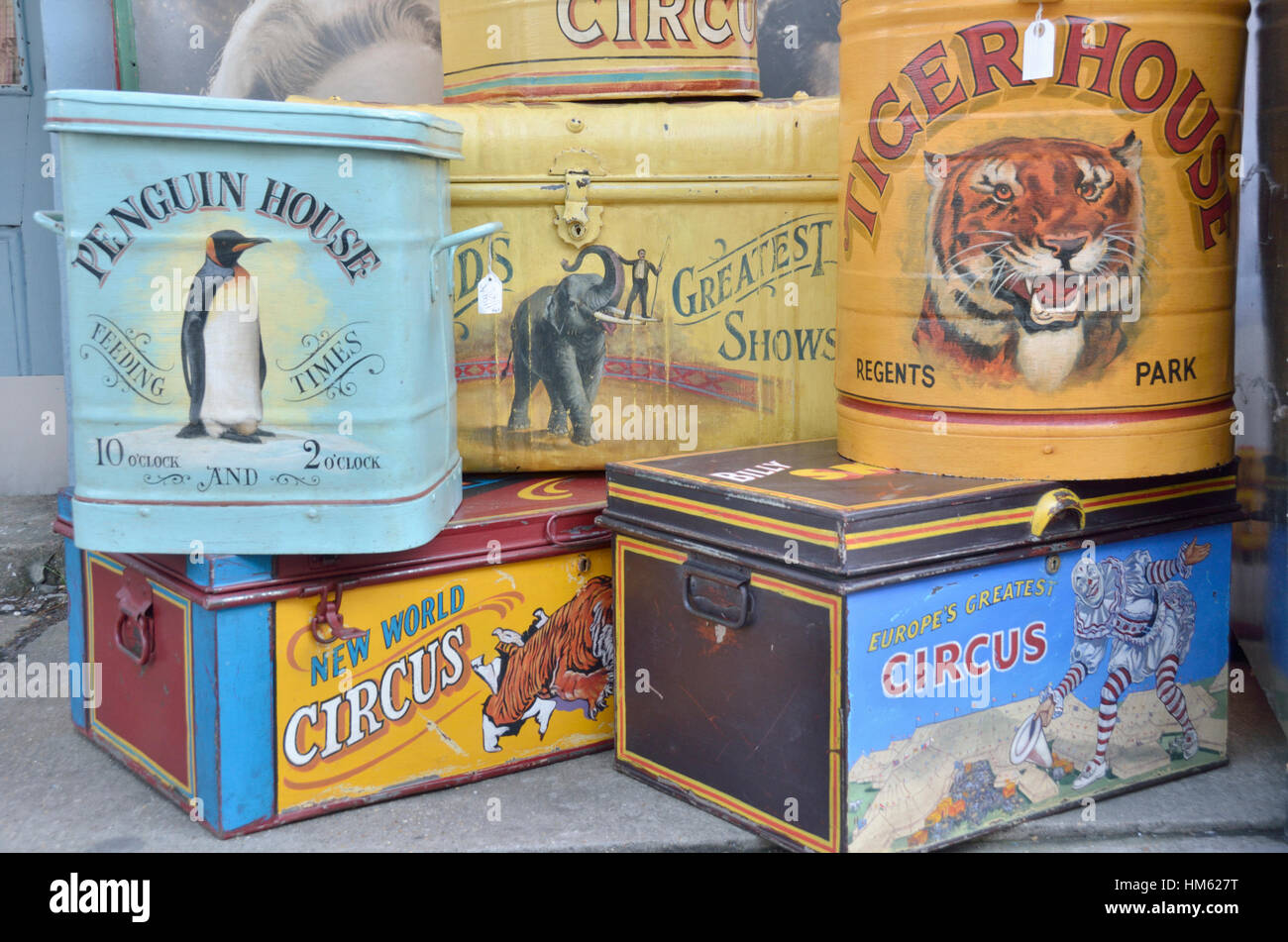 Alte Zinn-Boxen in Bezug auf den Zirkus Stockfoto