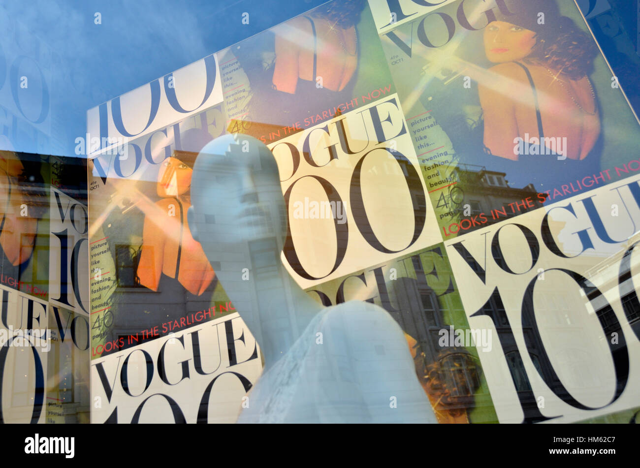 Ein Schaufenster display zum Gedenken an 100 Jahre der Zeitschrift Vogue Stockfoto