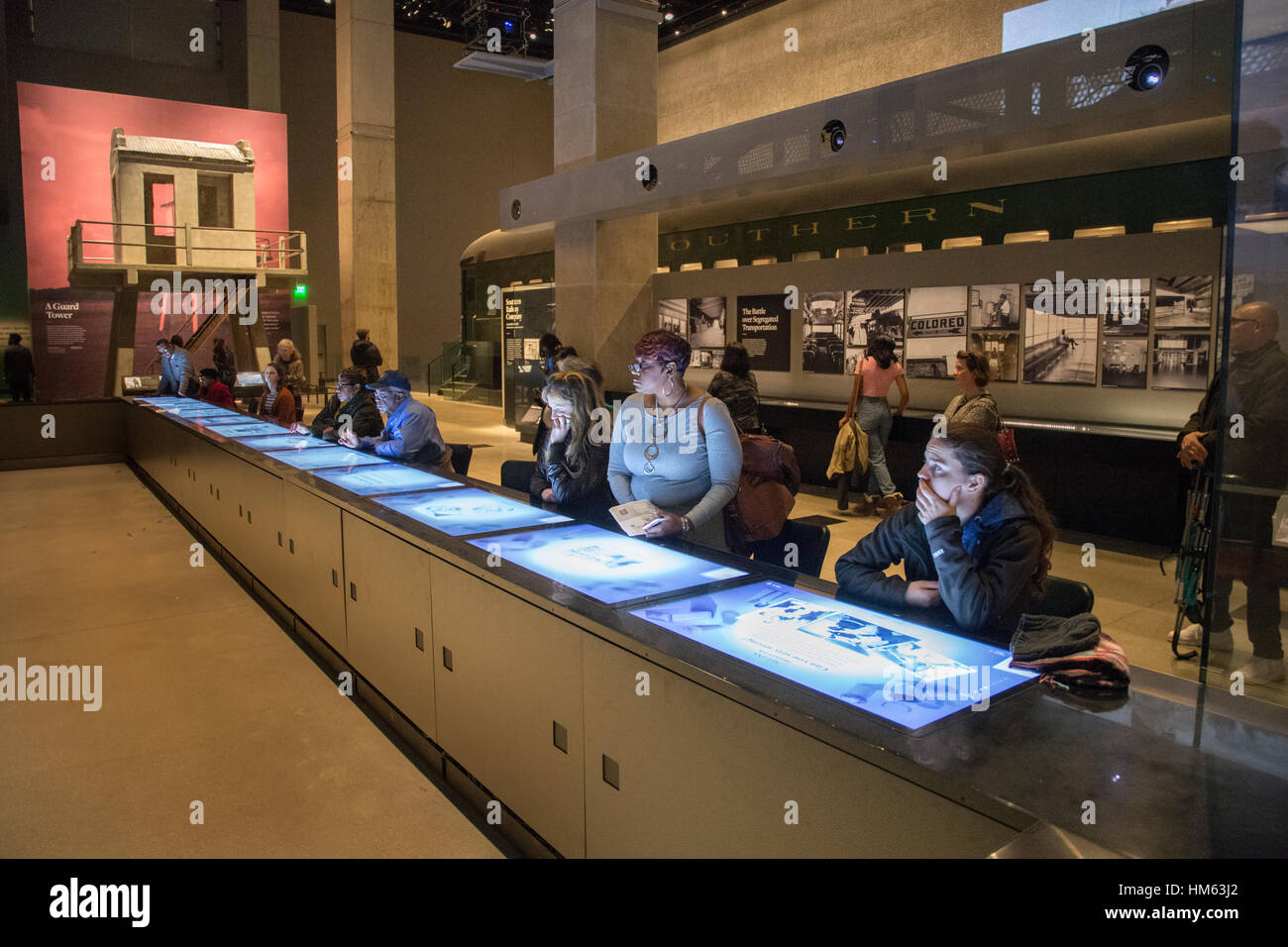 Wachturm Gefängnis (links) einen getrennten Waggon (Zentrum im Hintergrund) und interaktiven Touchscreens anhand der 1950er Jahre Mittagessen widerspricht (Vordergrund), Ar Stockfoto