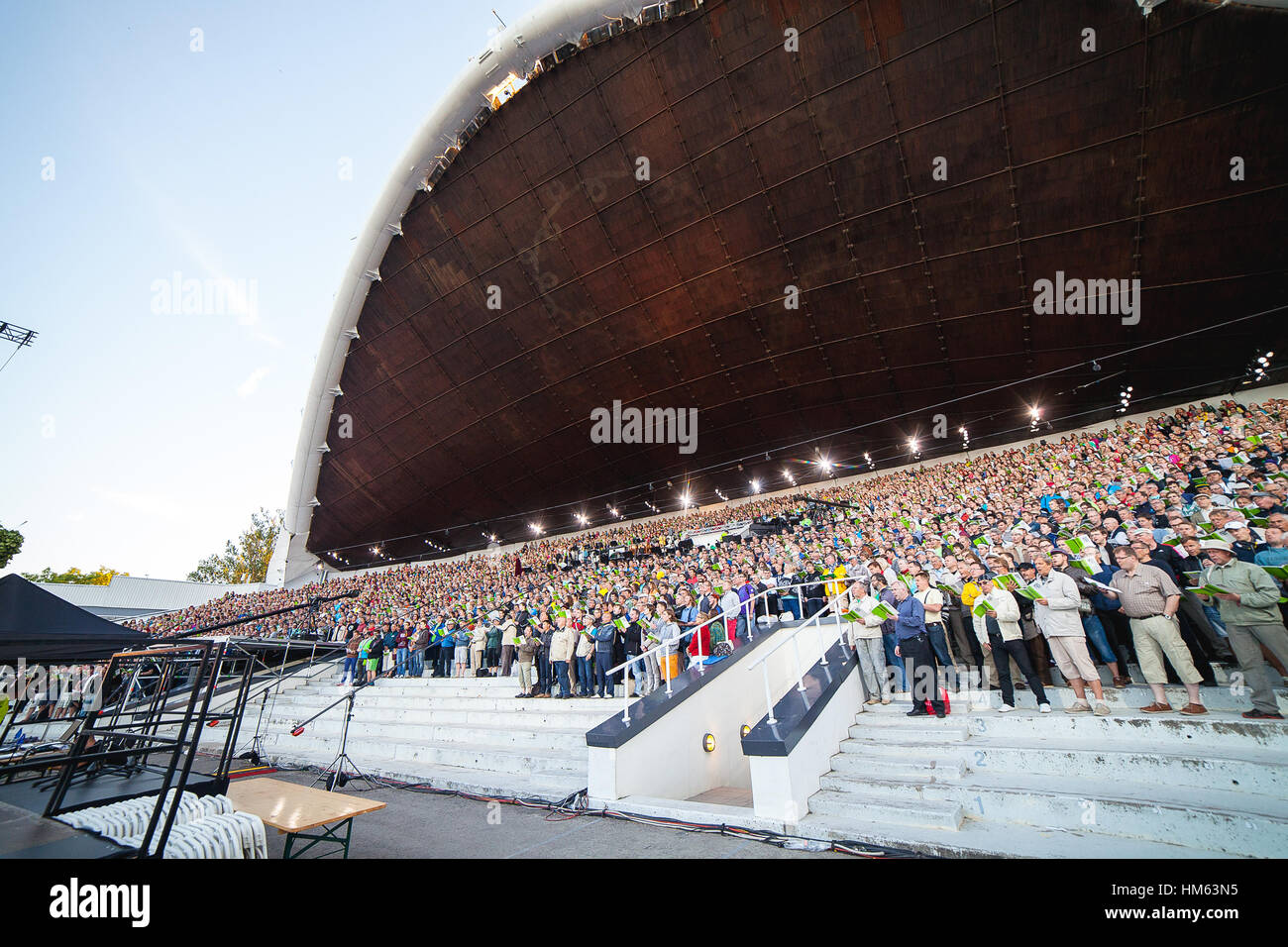 TALLINN, ESTLAND - 4. JULI 2014. Großer Chor singen bei Tallinn Song Festival Grounds Stockfoto